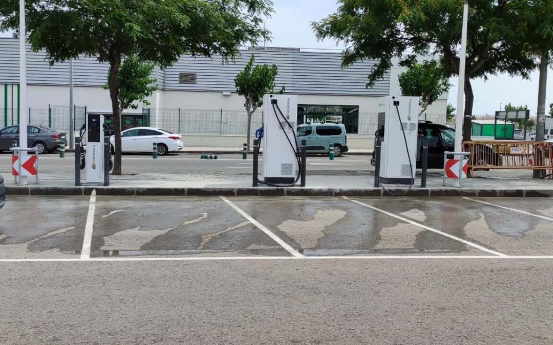 Punto recarga de vehículo eléctrico (PRVE) en Pilar de la Horada, frente a Mercadona
