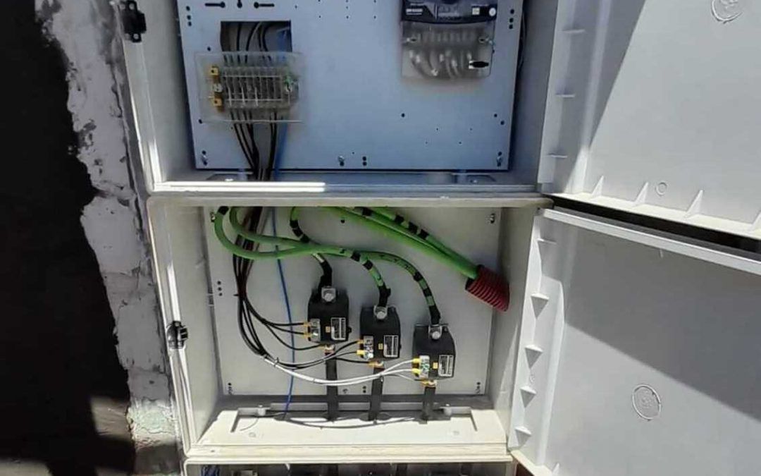 Construcción de armario para módulo de medida y protección para punto de recarga de vehículo eléctrico