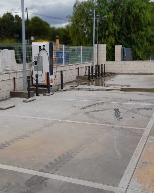 PRVE (punto de recarga para vehículo eléctrico) en el Consum de Chiva, Valencia.