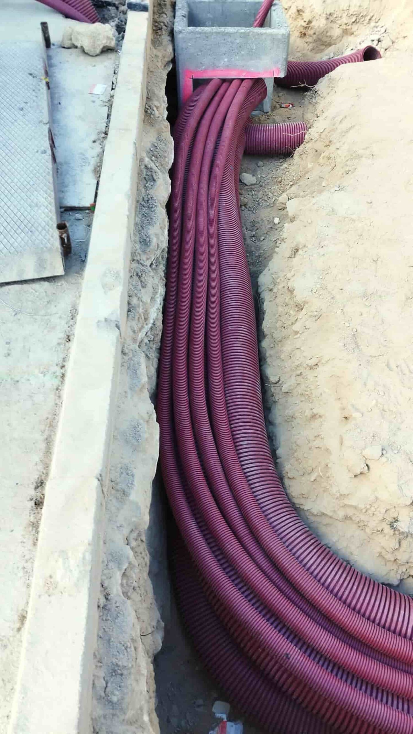 tubo-corrugado-rojo-en-obra-civil