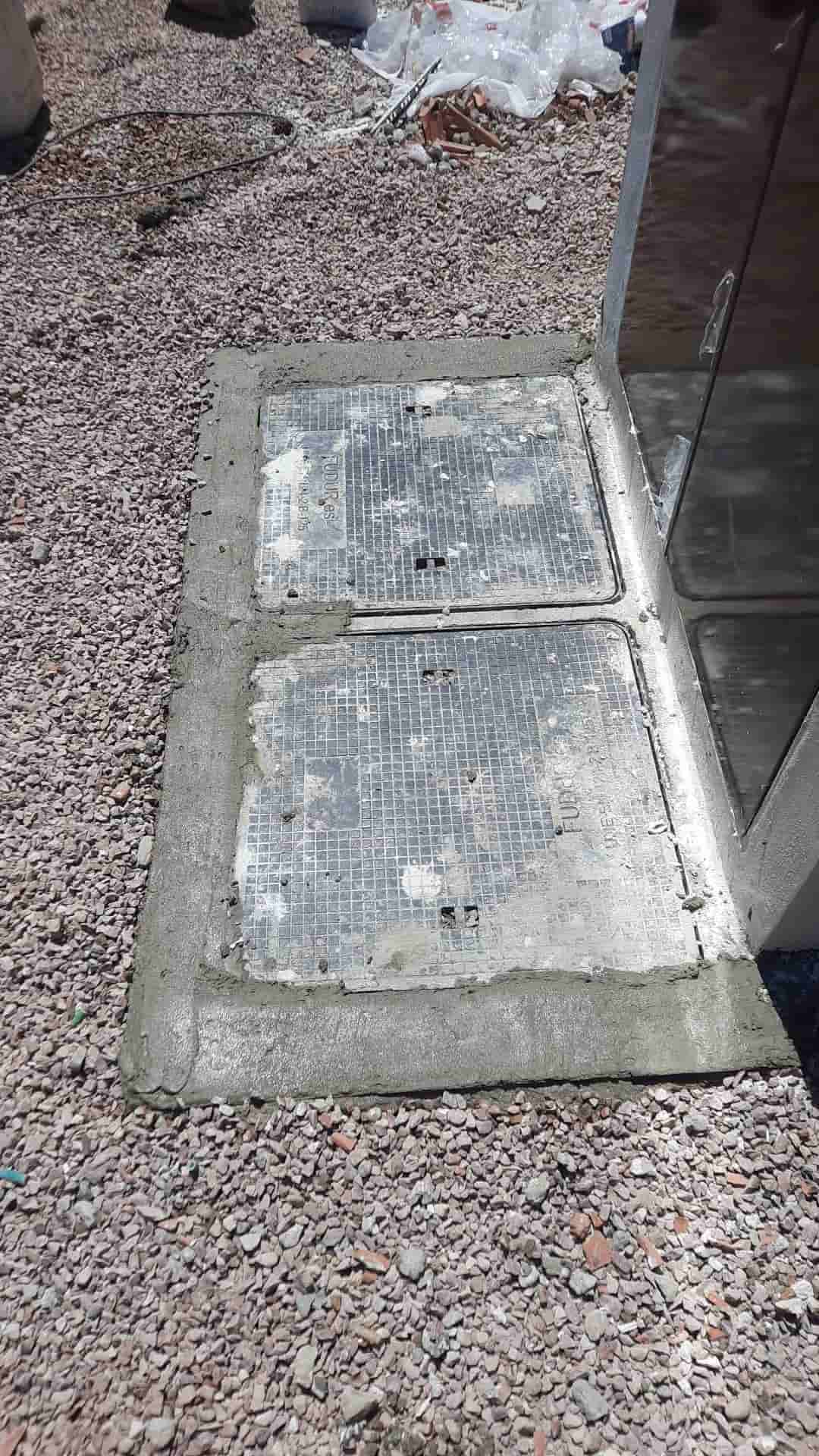 cajas registradoras en el suelo tapadas
