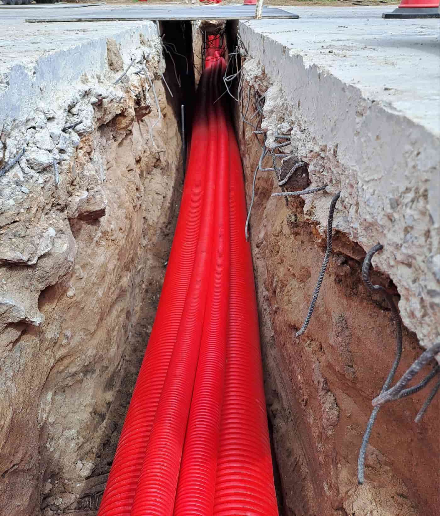 tubo corrugado rojo en zanja