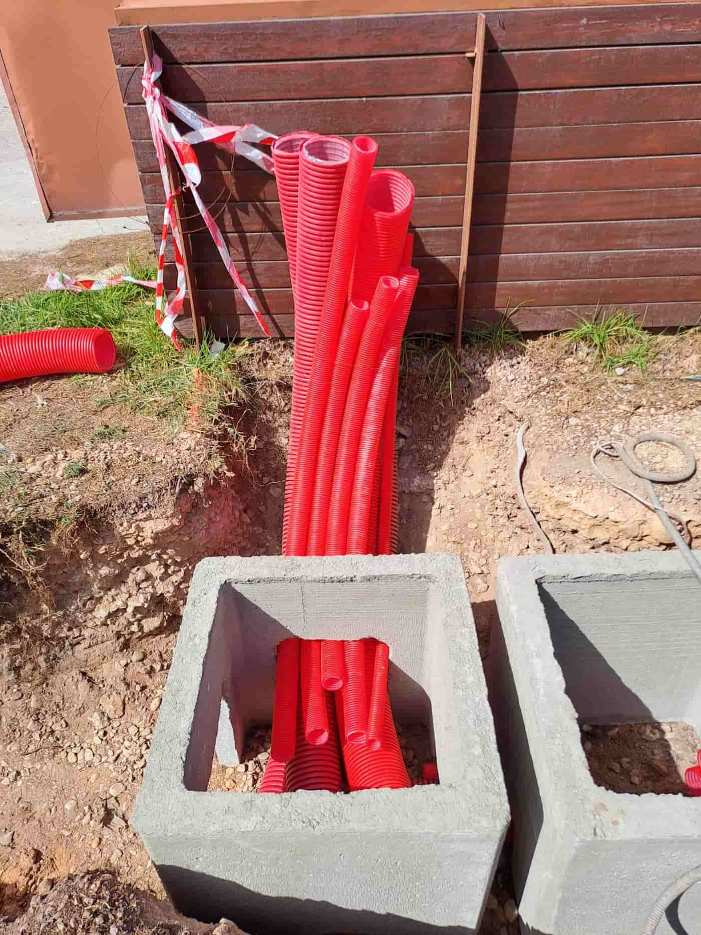 tubos corrugados en caja de cemento