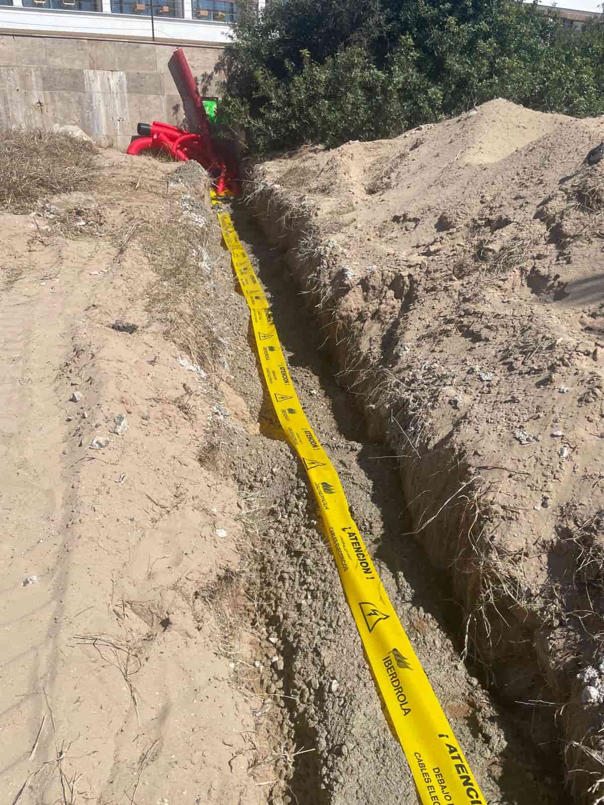 zanja con cinta electrica de advertencia
