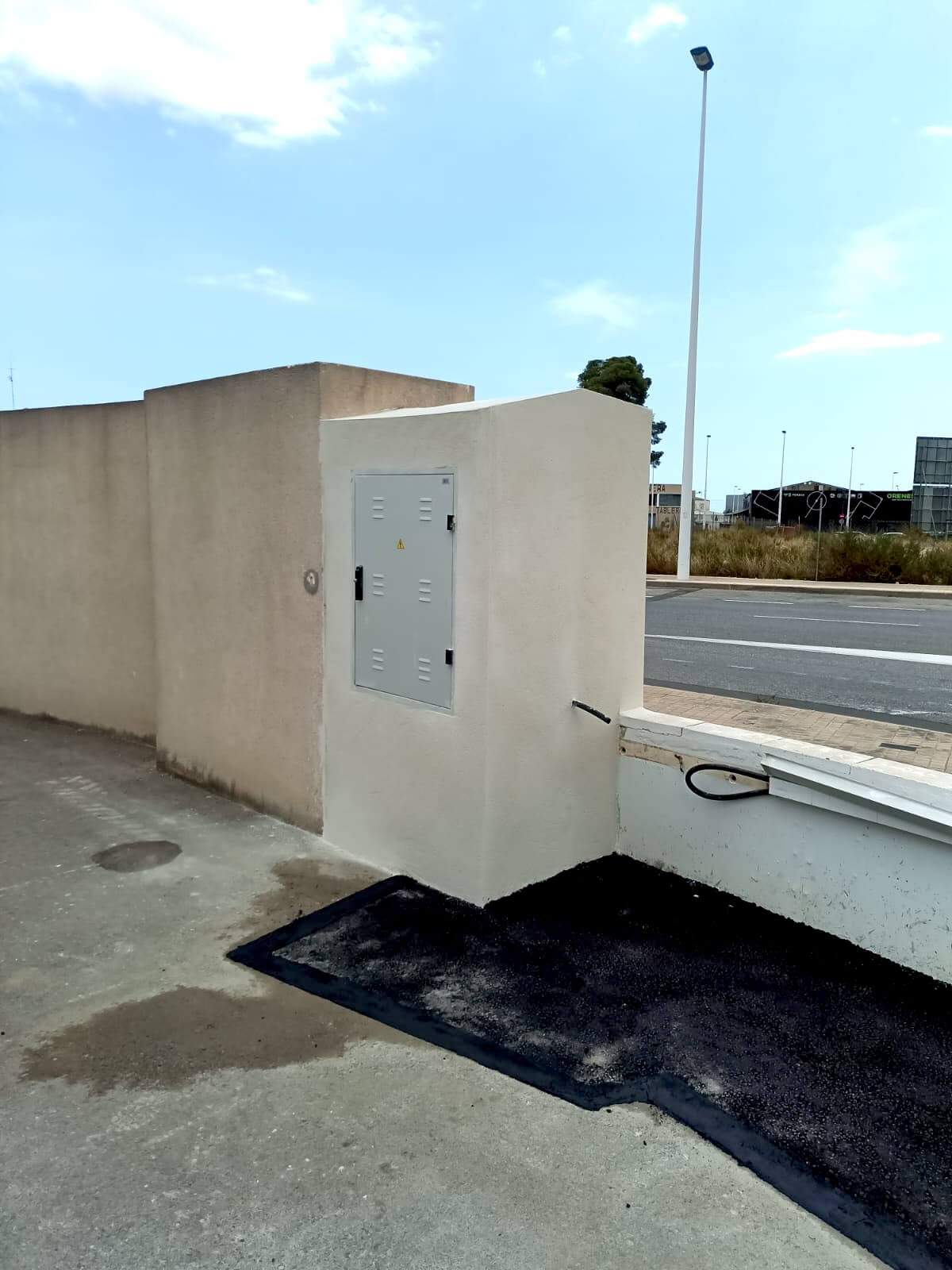 Caja de conexión eléctrica en infraestructura vial