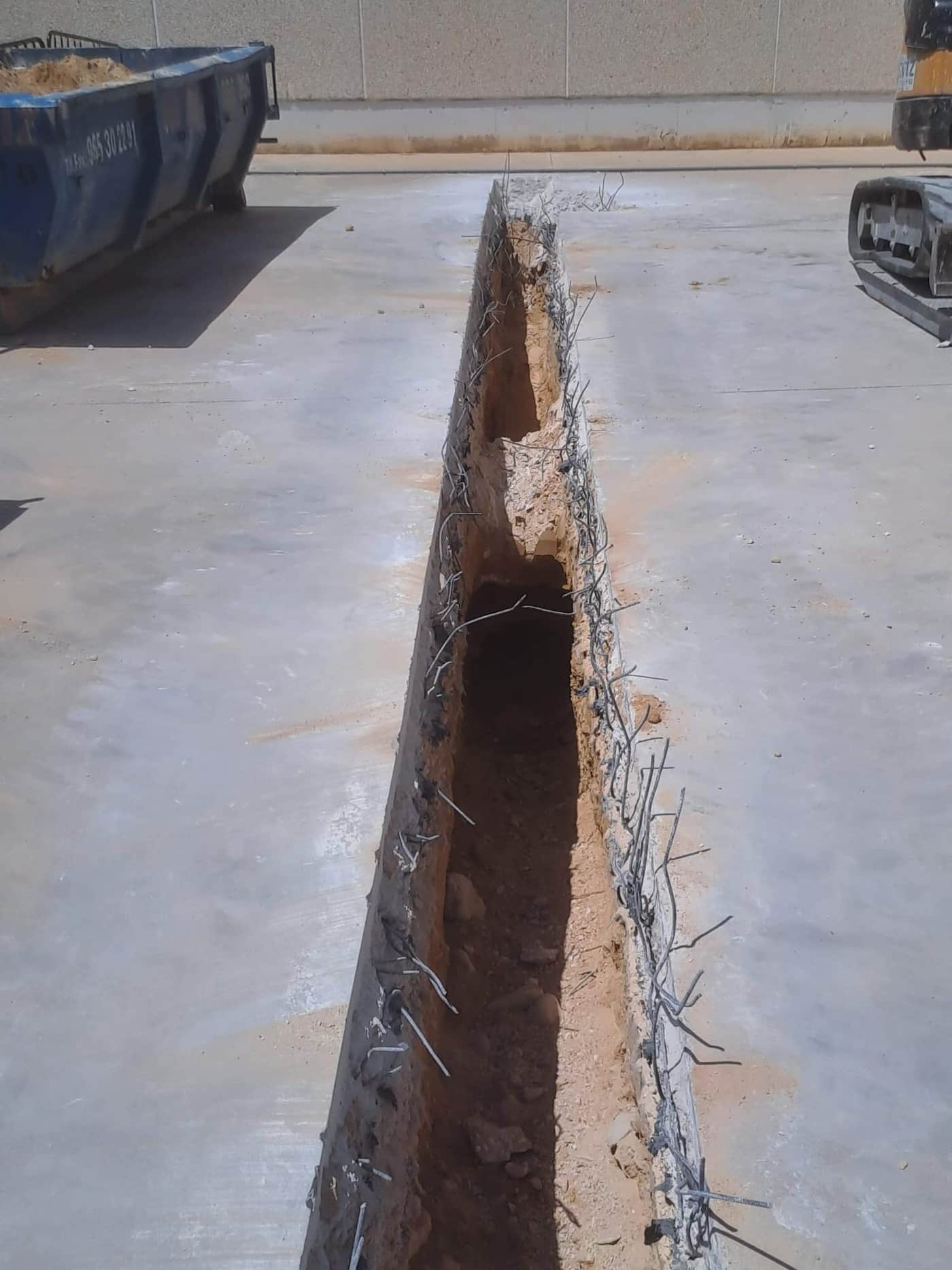 Corte de pavimento con refuerzos de acero en obra de construcción
