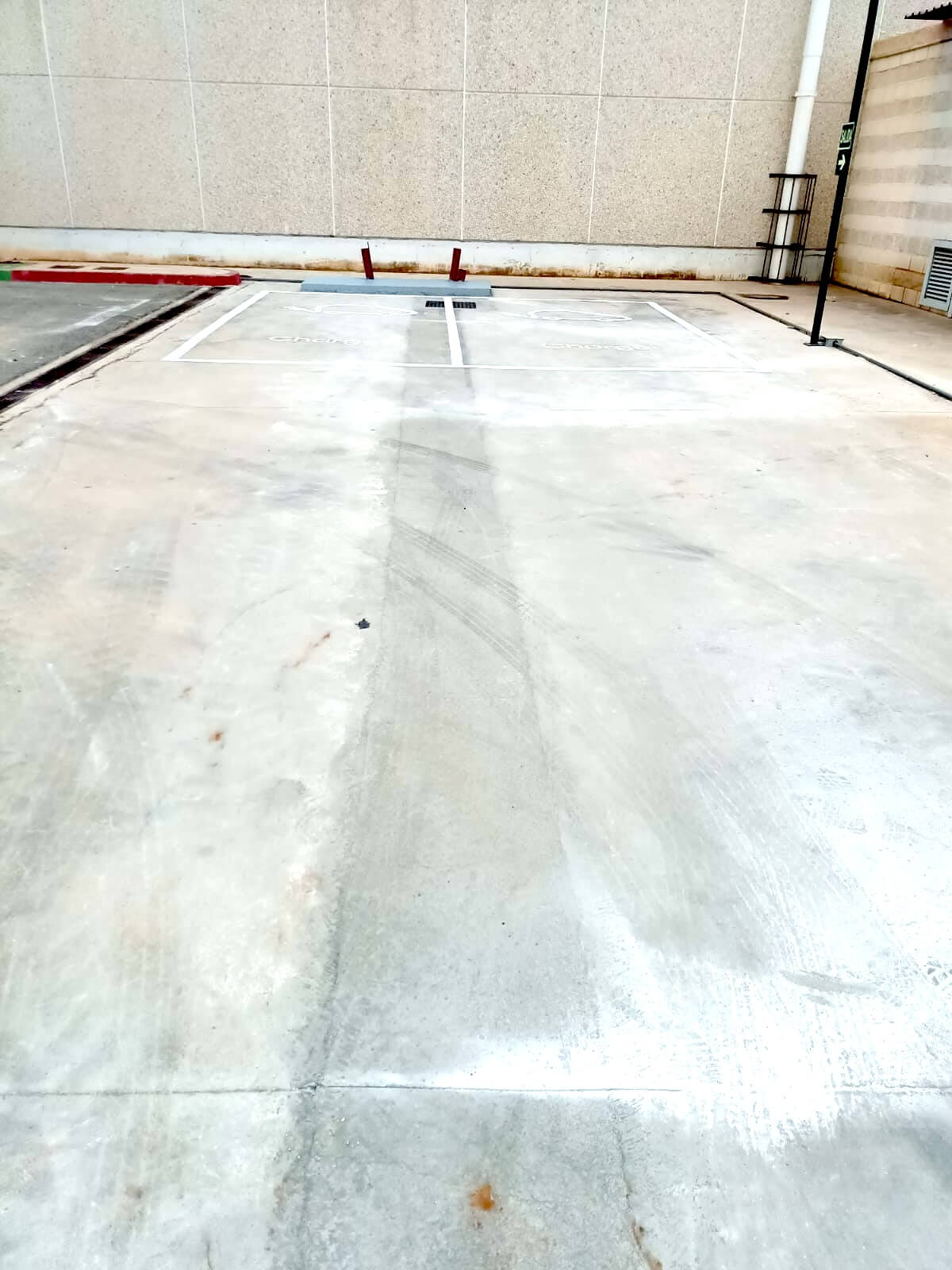 Estacionamiento con puntos de carga eléctrica tras reparación de pavimento