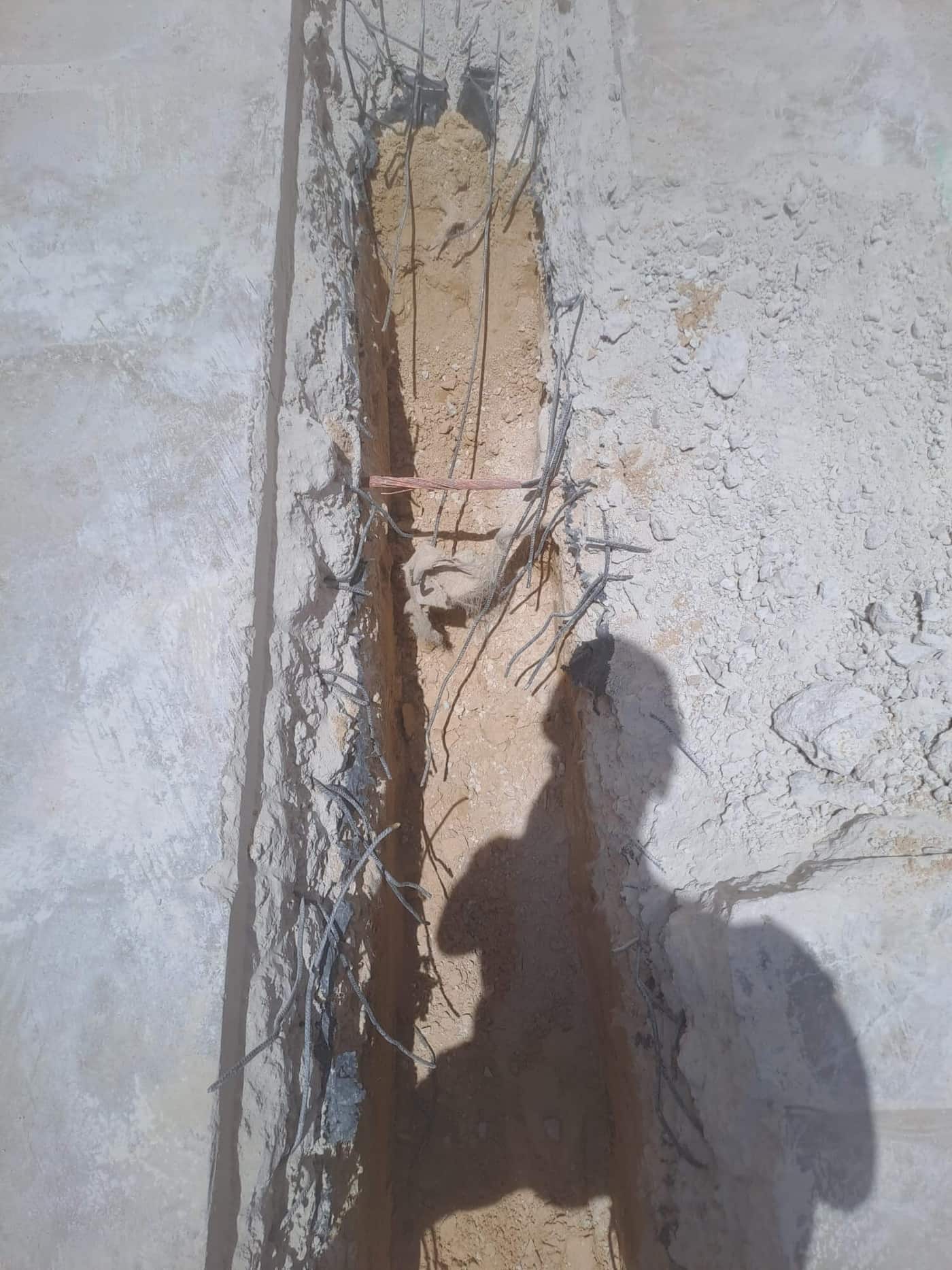 Excavación de zanja en pavimento para instalación subterránea