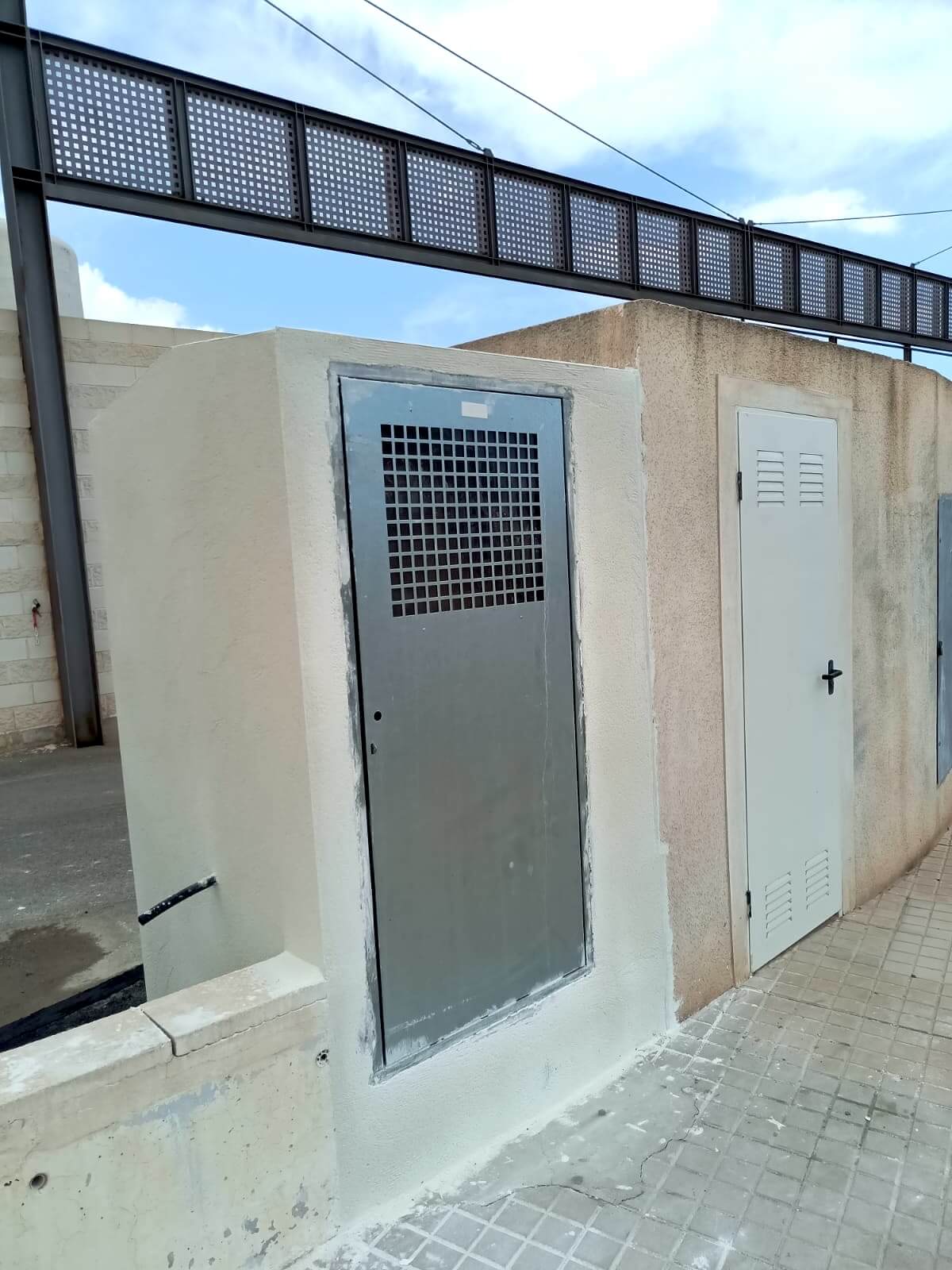 Gabinete eléctrico de acero en instalación urbana