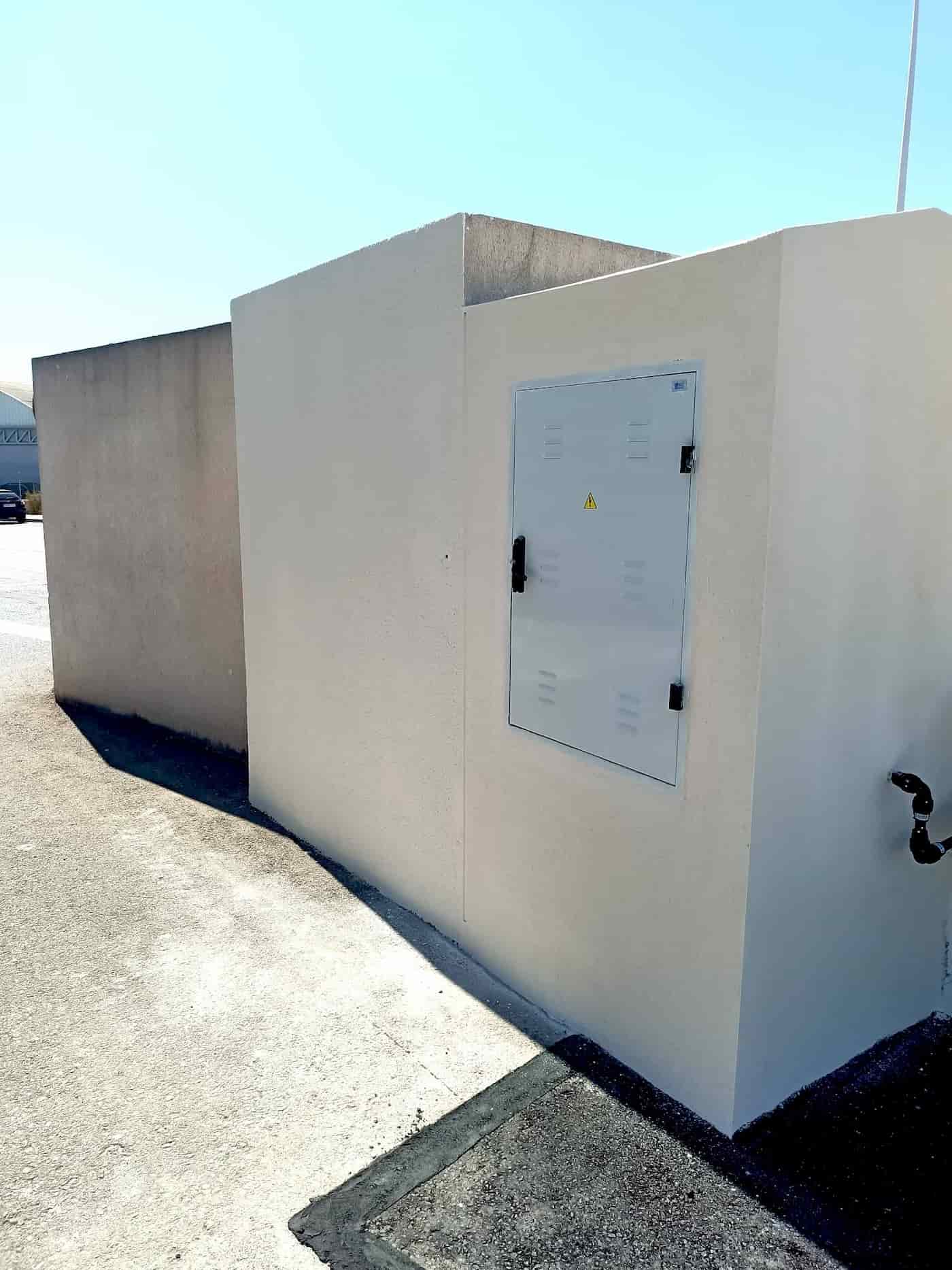 Gabinete eléctrico en zona exterior con conexiones subterráneas