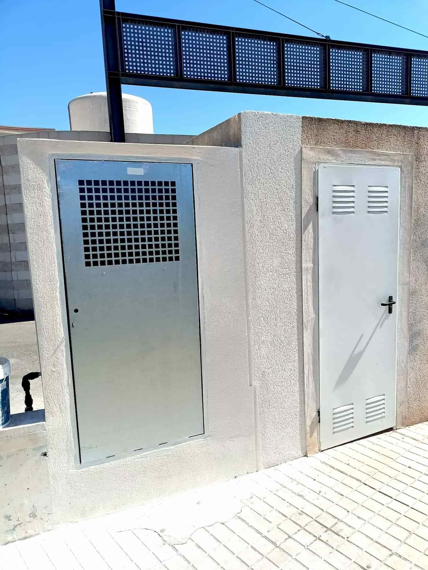 Gabinete eléctrico metálico instalado en exterior de obra urbana