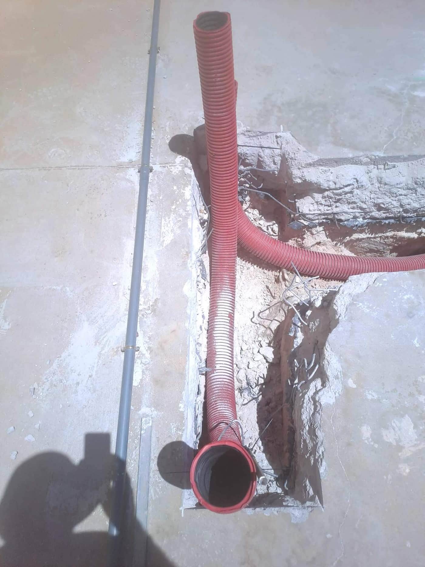 Instalación de conductos corrugados en pavimento para cableado eléctrico