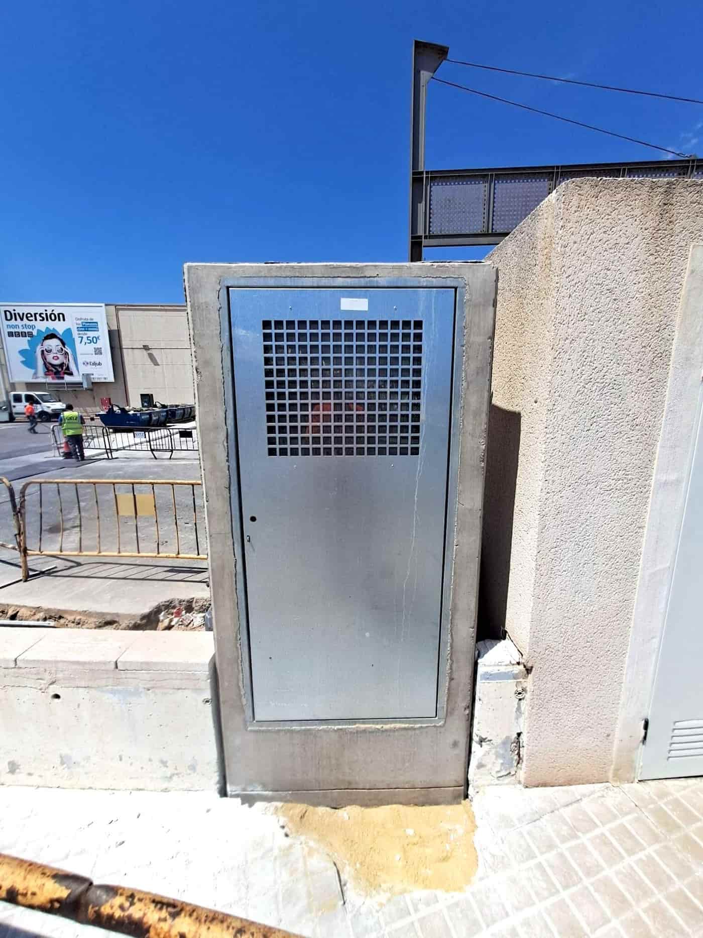 Instalación de gabinete eléctrico en muro exterior de obra