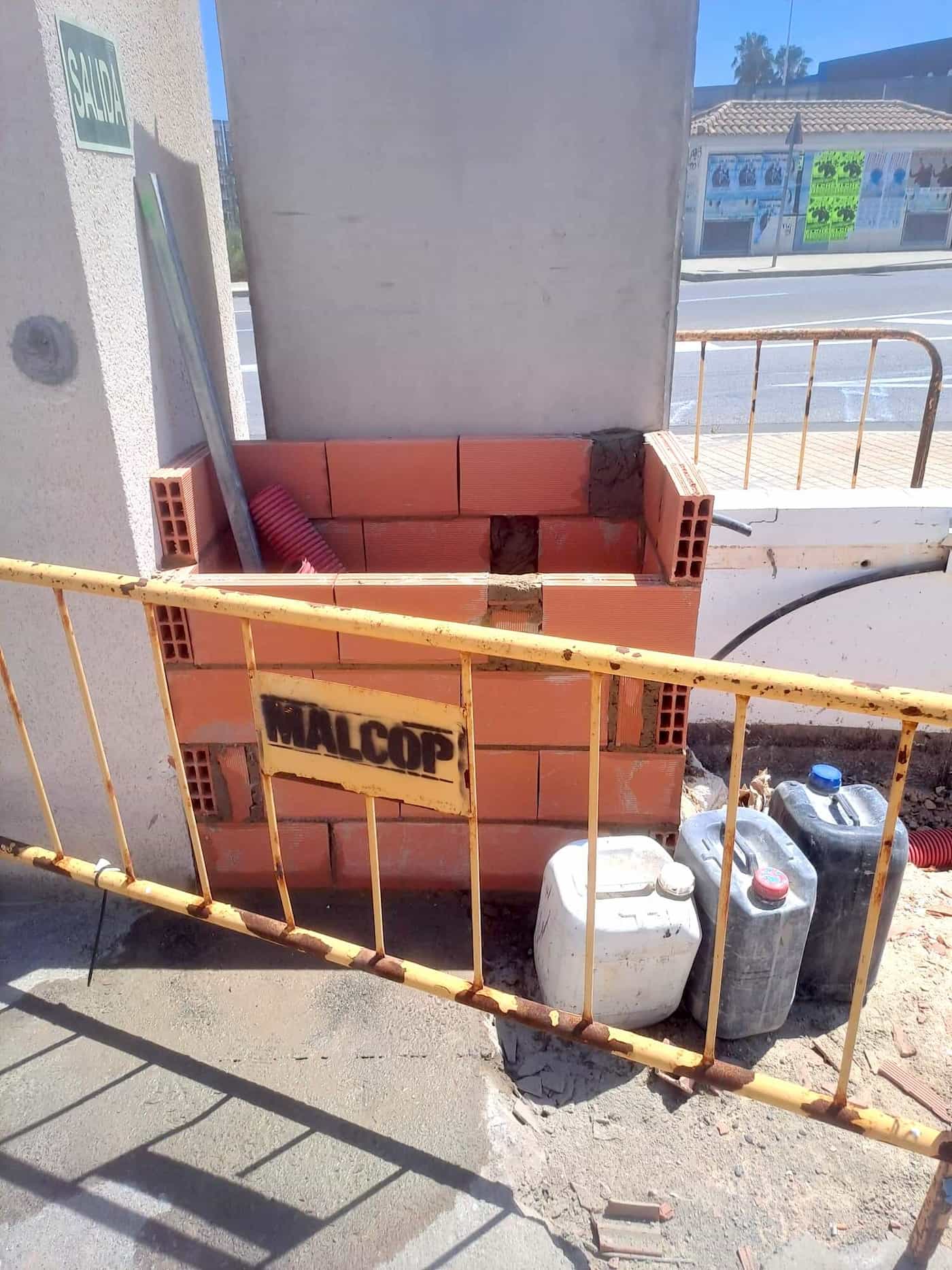 Instalación de tapa de registro en infraestructura subterránea de servicios