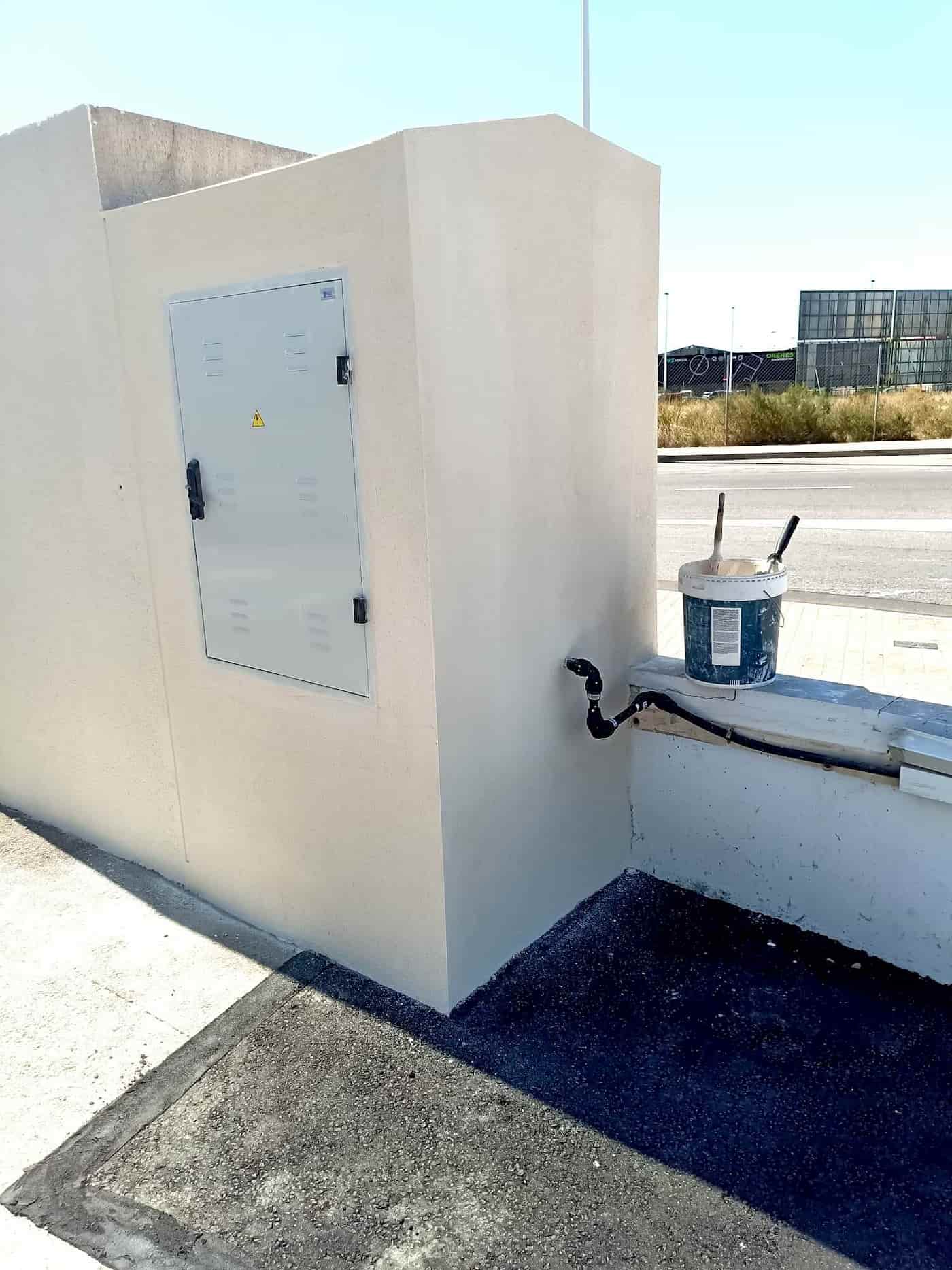 Montaje de caja de distribución eléctrica en obra comercial