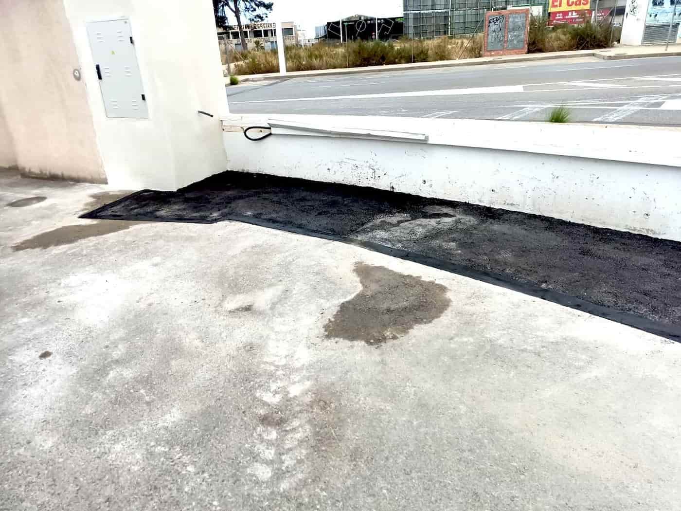 Obra de asfaltado en zona exterior con acceso a caja de registro
