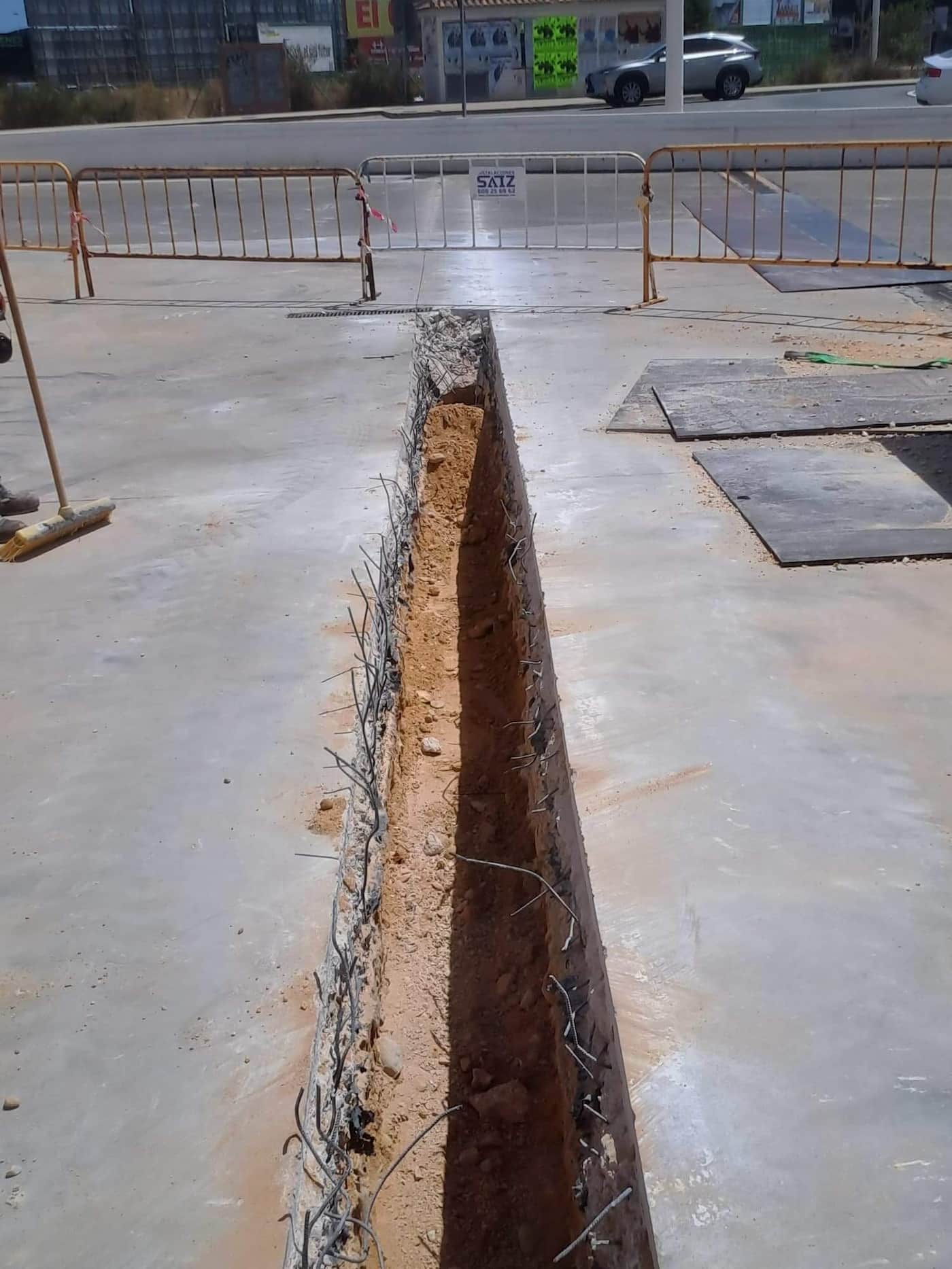 Obra de construcción con zanja abierta para cableado subterráneo