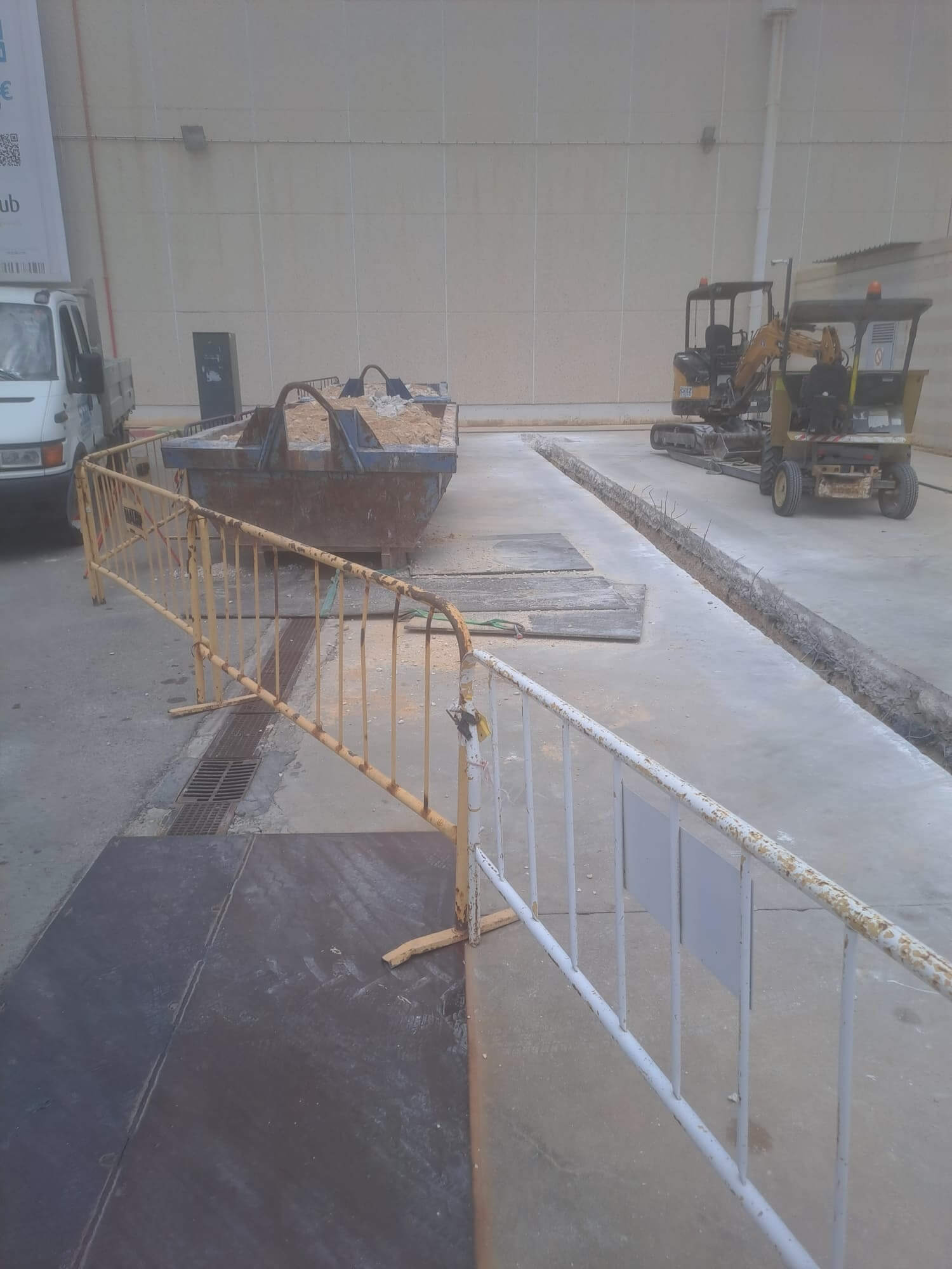 Preparación de zanja en concreto para tendido de cableado subterráneo