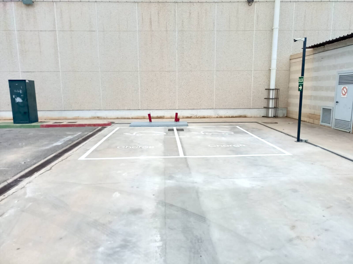 Puntos de recarga para autos eléctricos en área de estacionamiento