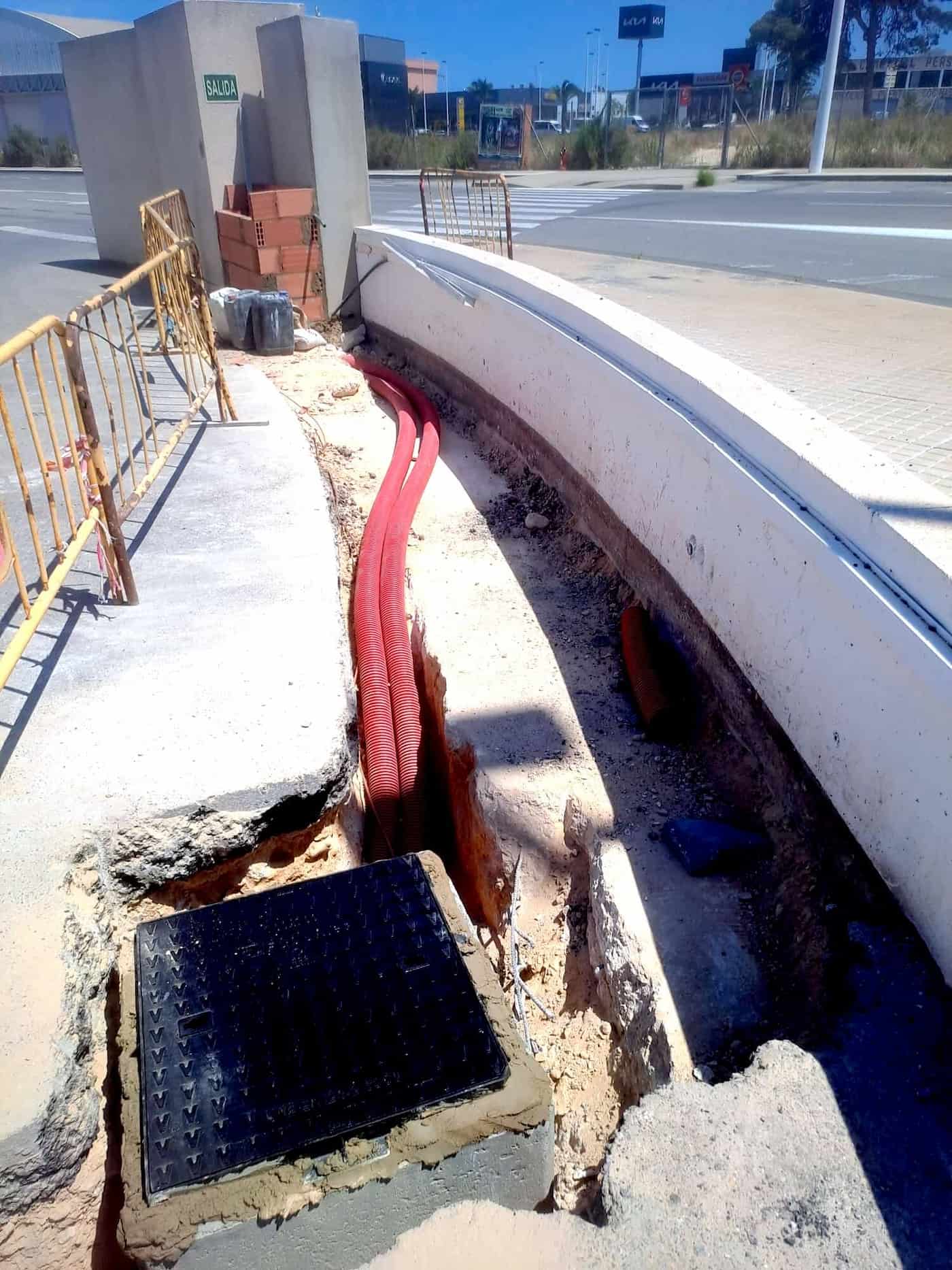 Reconstrucción de muro en obra urbana con colocación de conductos corrugados