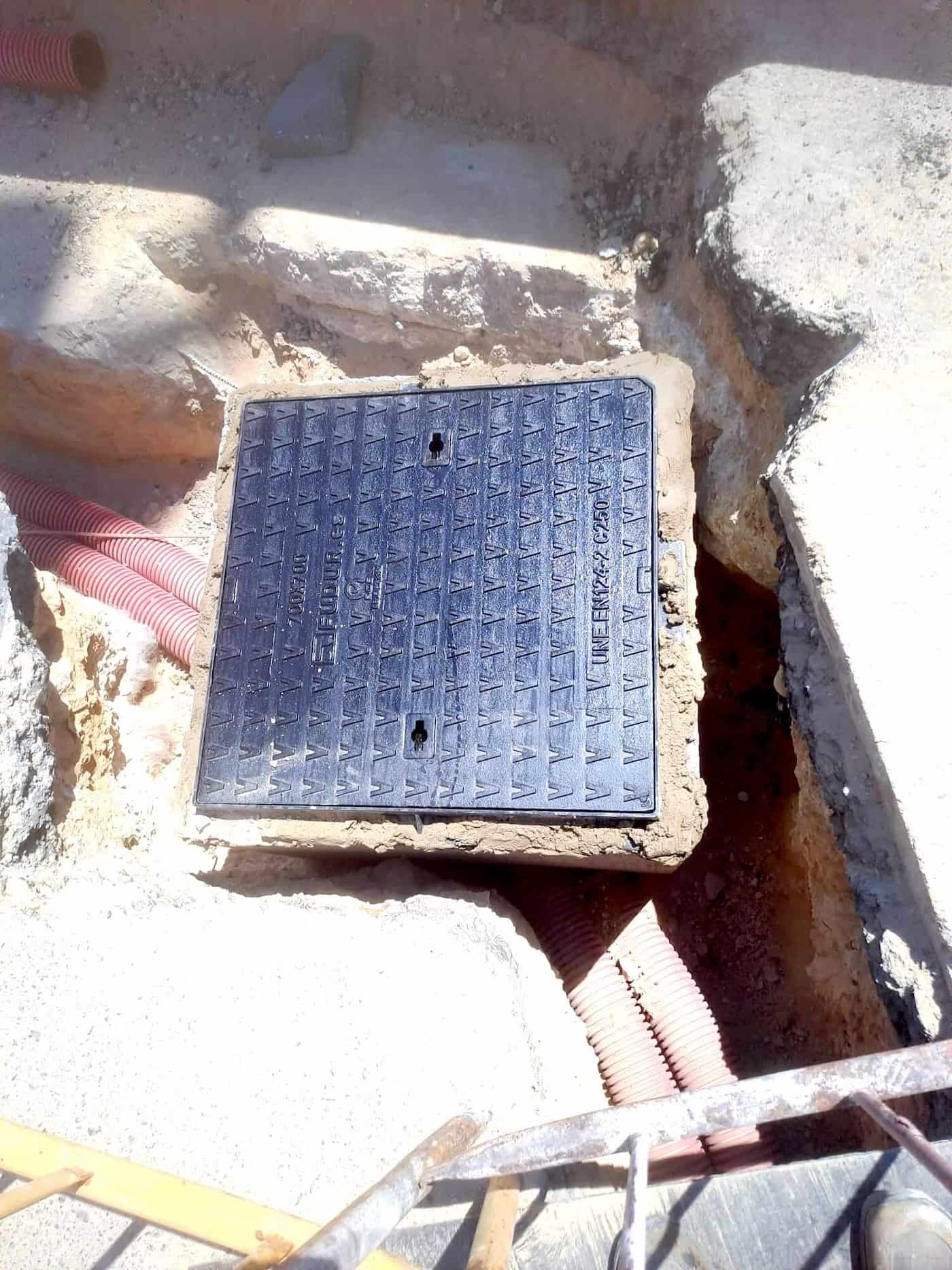Tapa de registro en instalación de cableado eléctrico en obra pública