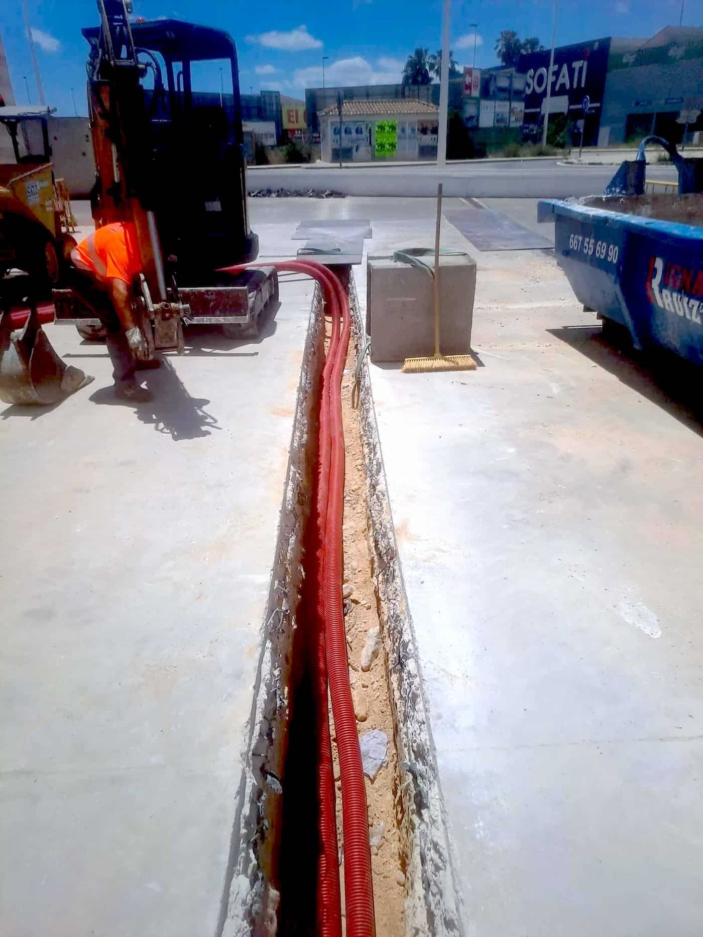 Tendido de cables eléctricos en zanja abierta en área de construcción