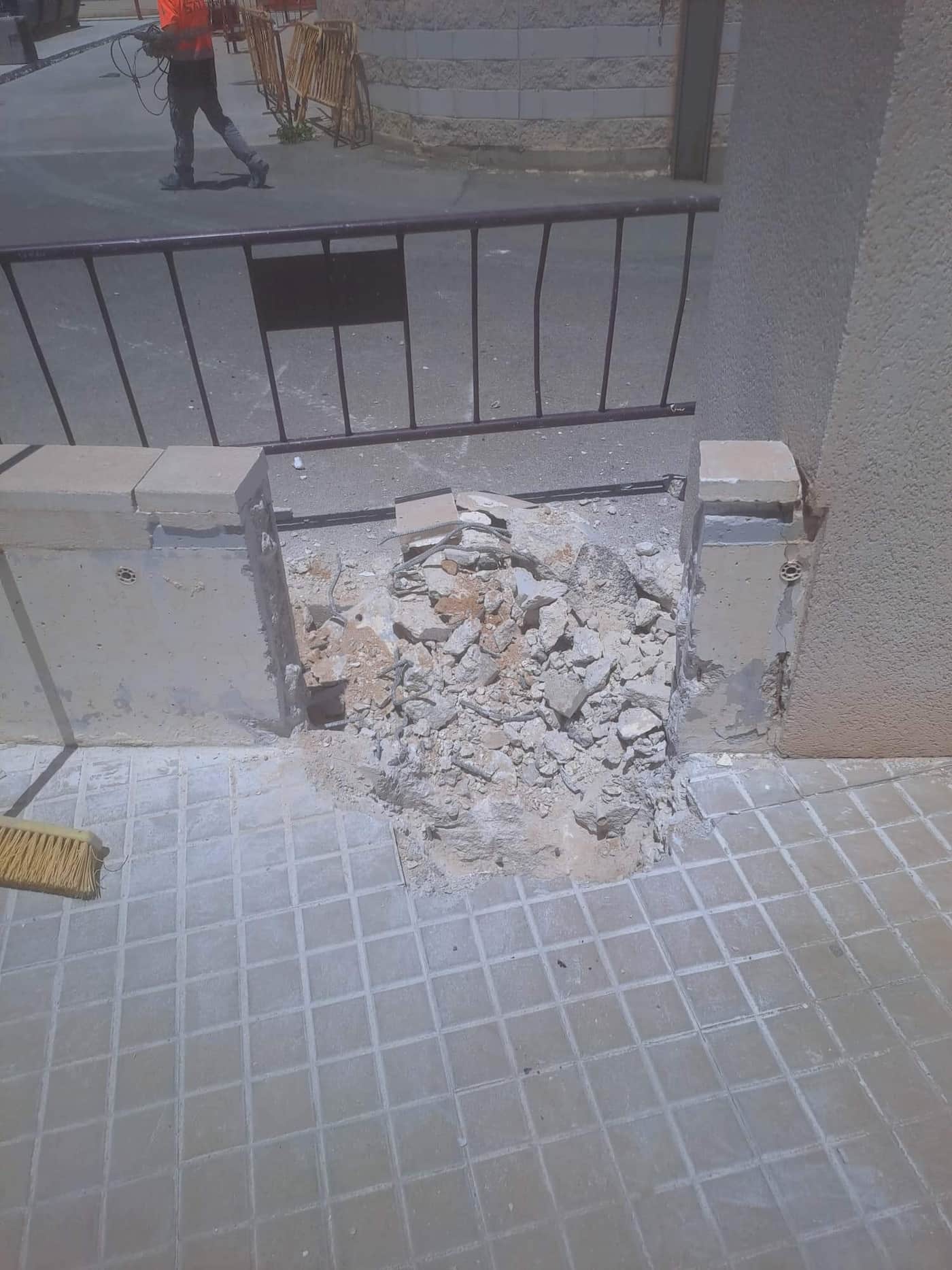Trabajo de demolición en acera para instalación de infraestructura eléctrica